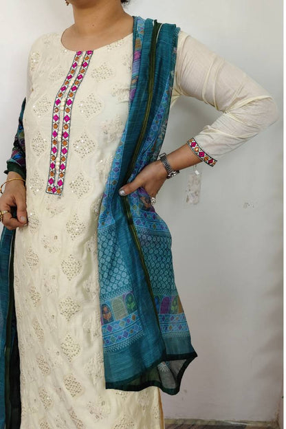 Straight ThreadWork Embroidered Kurta Set with Organza Printed Duppatta